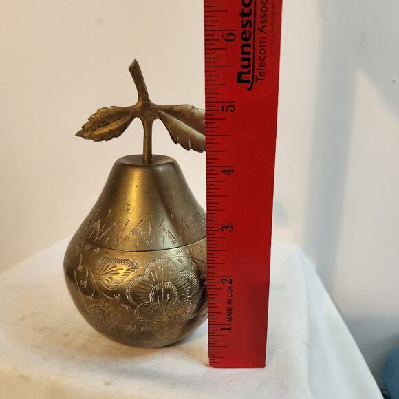 Vintage Brass Pear Shaped Trinket Box with Leaf Lid Floral Etched Design 5" - Picture 2 of 10